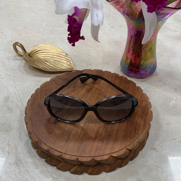 NWOT TODS SUNGLASSES JACKIE O STYLE BLACK AND GUNMETAL COLORS LIGHTWEIGHT - Picture 2 of 11